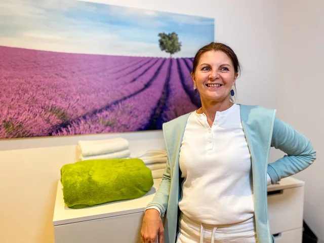 Barbara Schütz, Heilpraktikerin, Porträtfoto im Garten