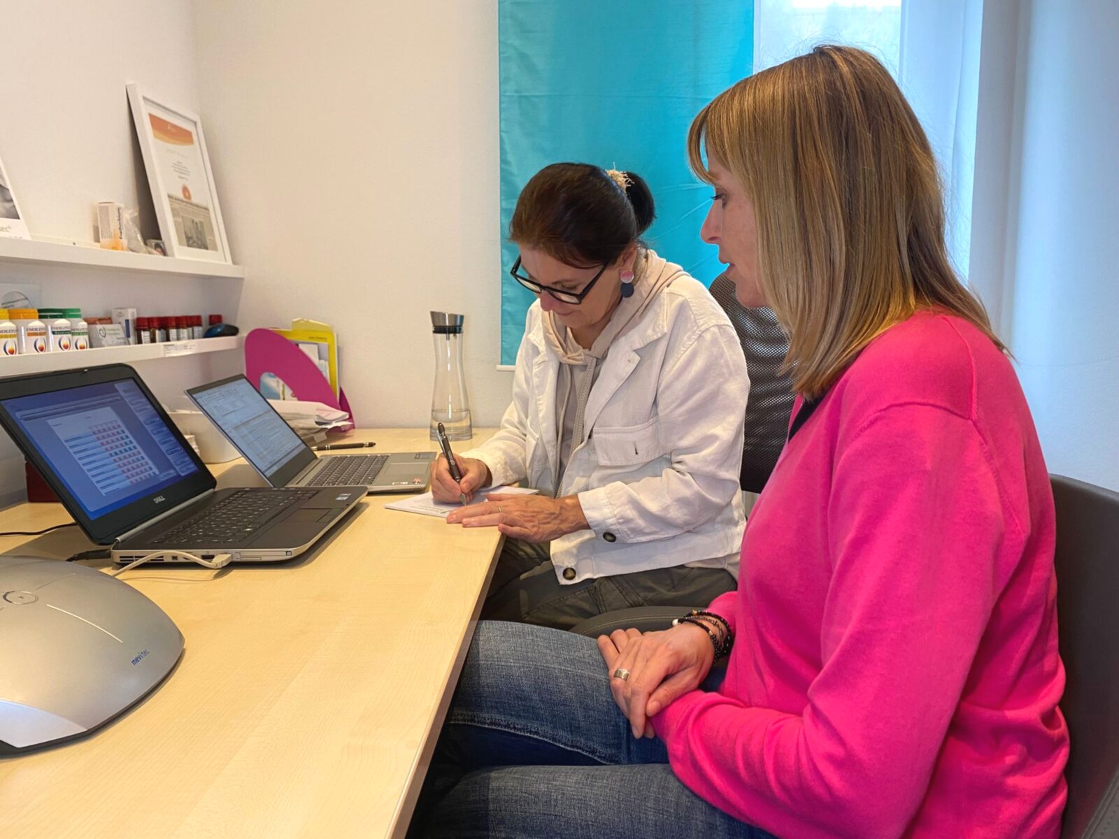 Barbara Schütz berät eine Patientin am Laptop