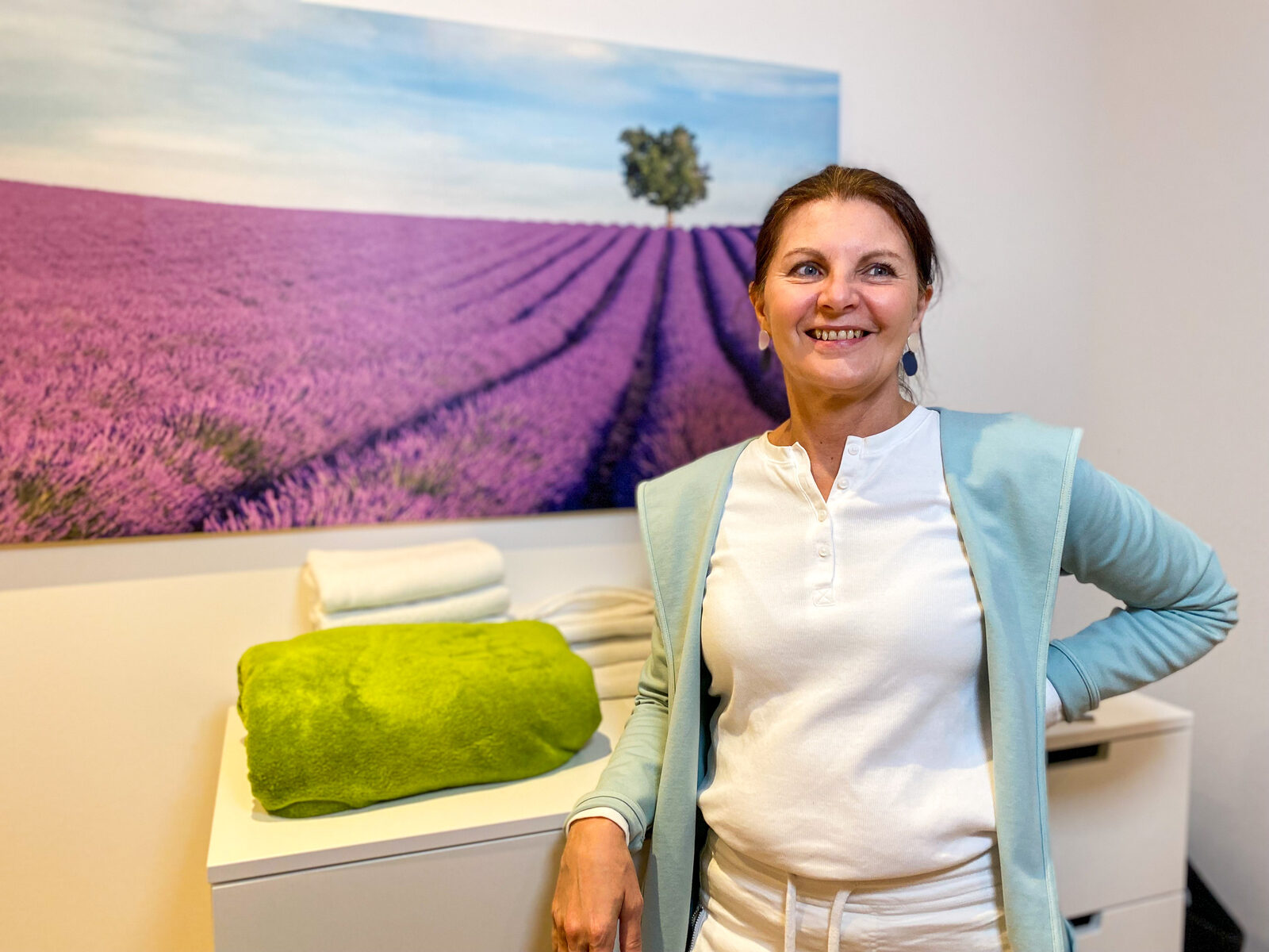 Barbara Schütz in der Praxis vor einem Lavendelfeld-Bild