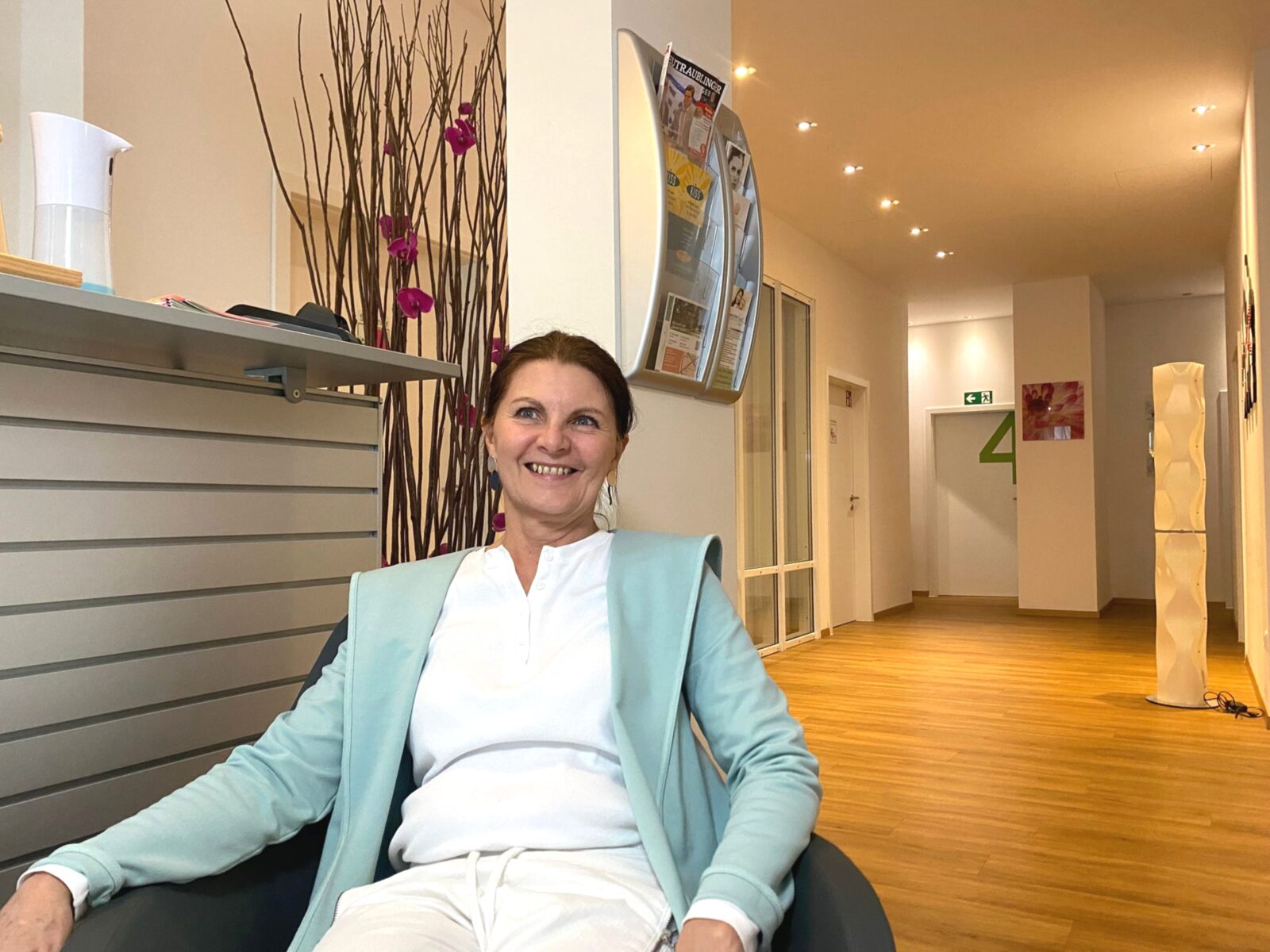Barbara Schütz im Empfangsbereich ihrer Praxis